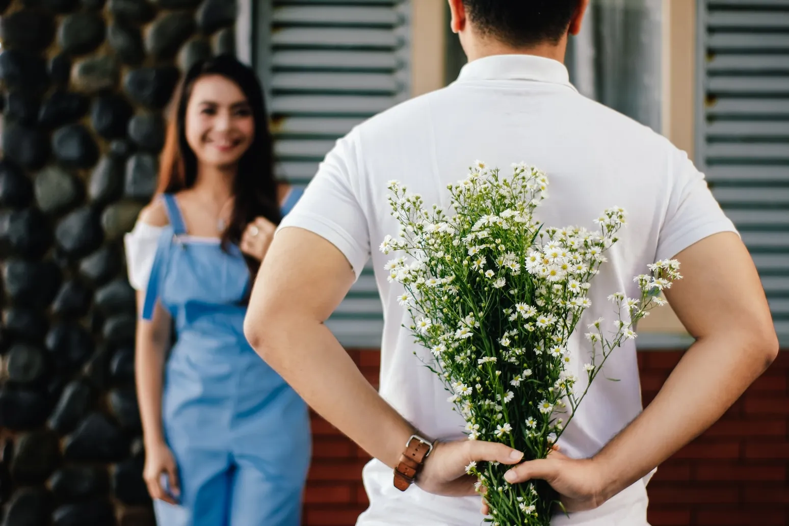 Mann gibt Frau Blumen zum beginn ihrer Beziehung