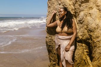 Ein puderrouge farbener Sarong für den Strand, schmeichelt einfach jeder Figur