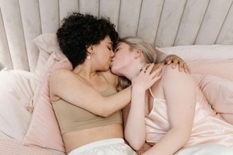 Frauen mit Freundschaft Plus küssen sich Frauen mit Freundschaft Plus küssen sich