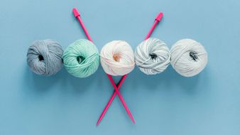 Stricknadel, dicker Garn, Schere, Maßband – das brauchst du zum Stricken